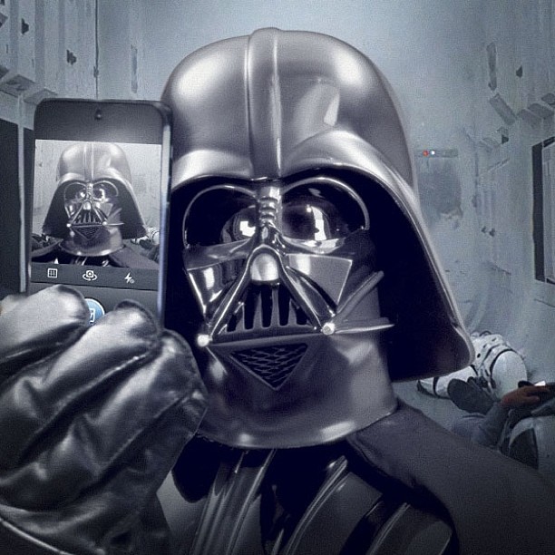 Ce ziceţi de un selfie cu Darth Vader?
